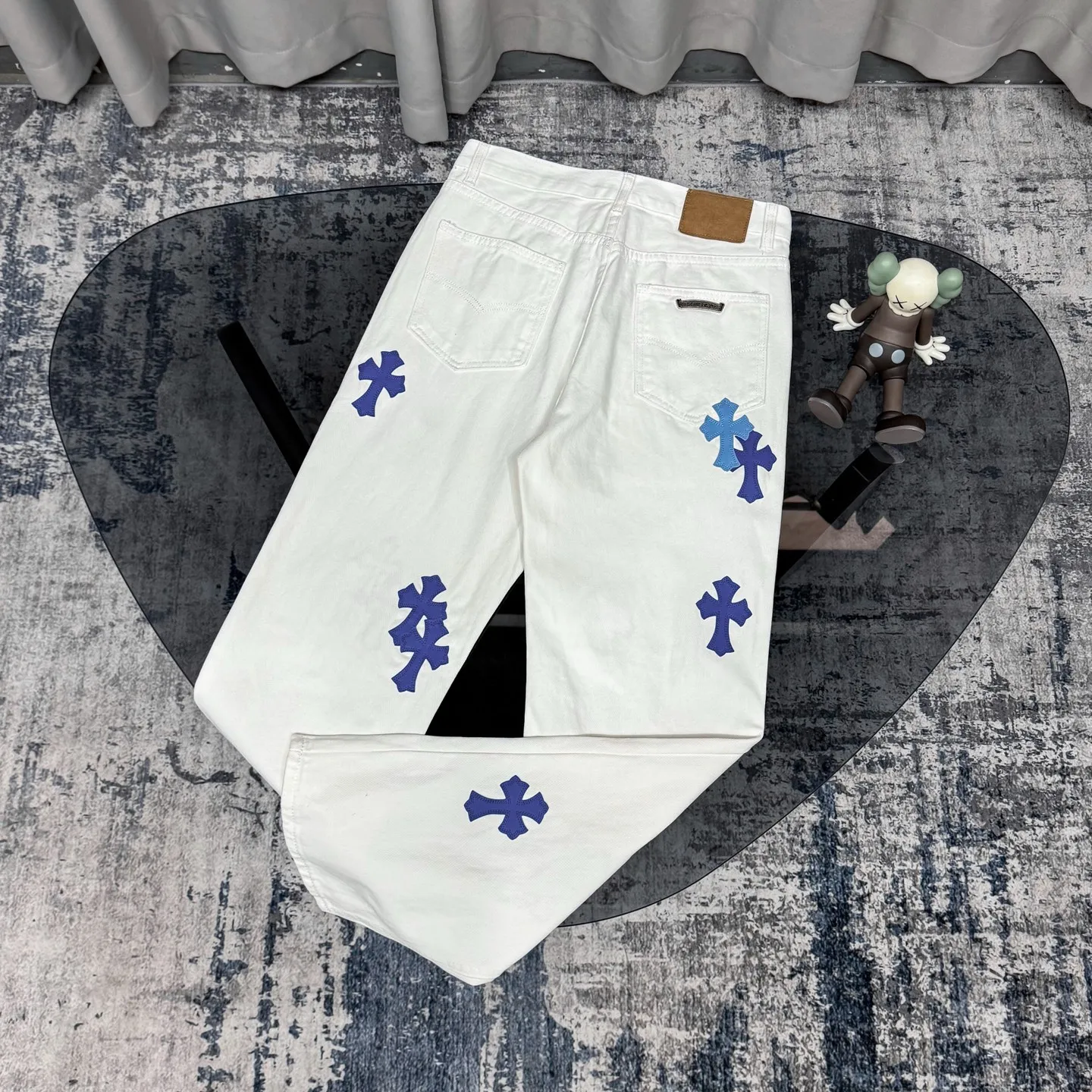 P250 Chrome Heart ｜ Chrome Heart cross patchwork leather jeans Top-notch heavy-duty washing process Calf leather laser-cut cross Distressed silver hardware The straight version makes the upper body slimmer. The high-end quality is different from the market currency. It is also so cool that both men and women can easily control the genderless trend up!   Color: White with blue Size: S M L XL Corresponding sizes 28 30 32 34 Detailed sizes can be found in Figure 9